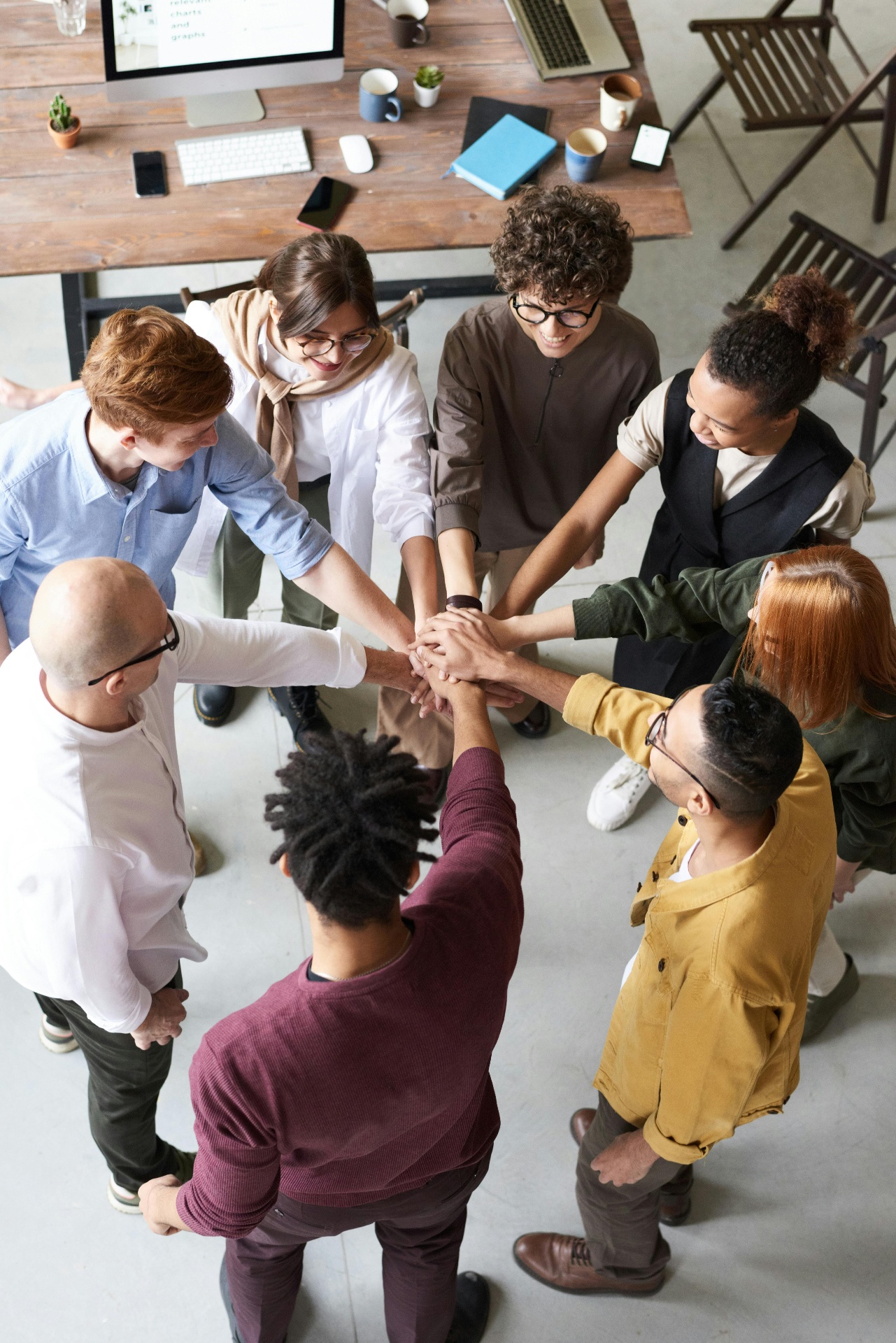 Equipe diversa unindo as mãos em colaboração